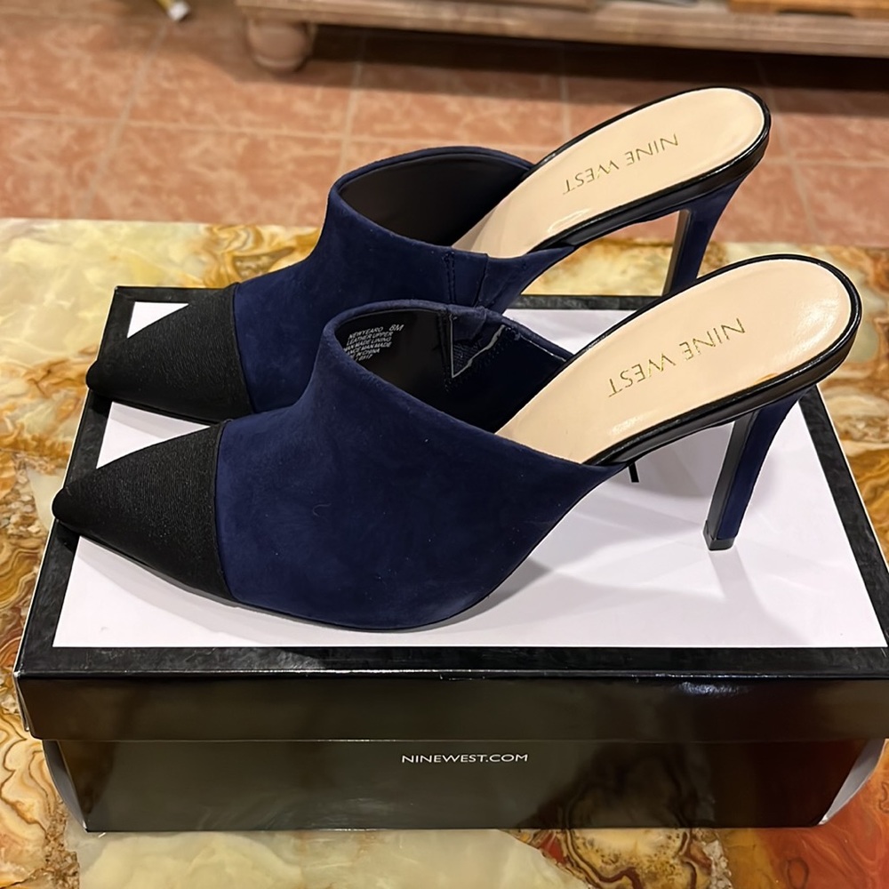 NINE WEST NEWYEARO NAVY/BK SU Size 8
